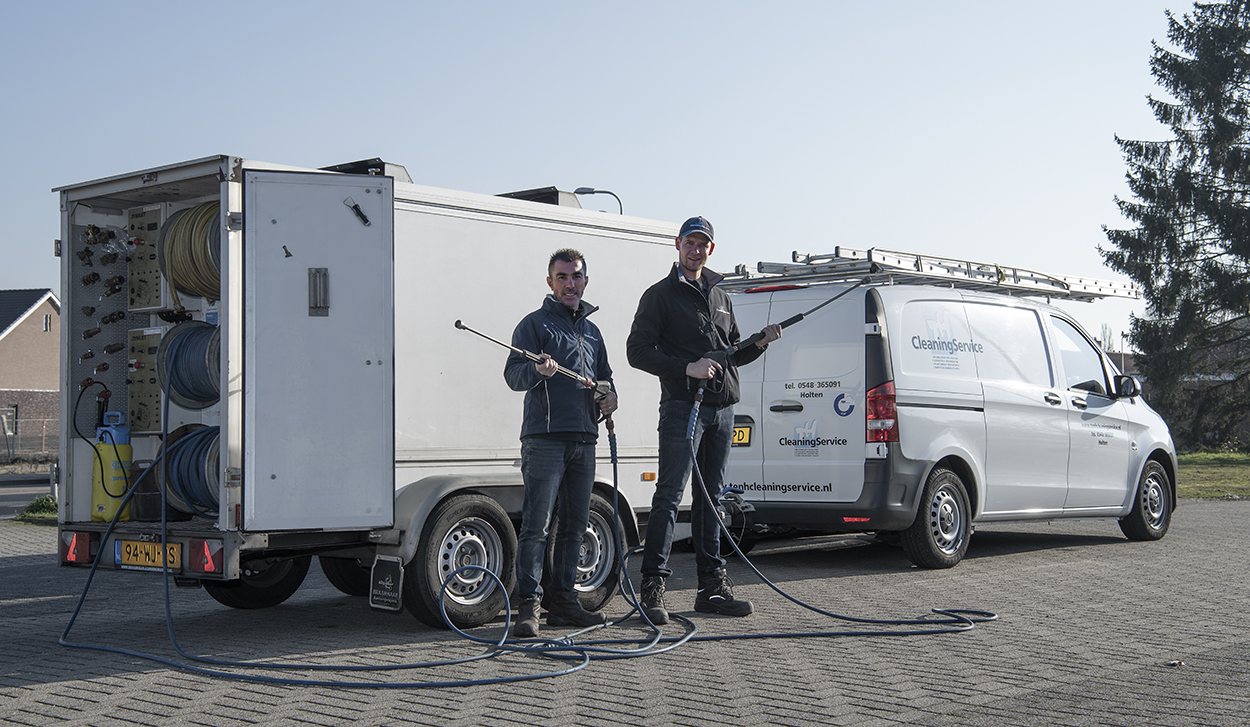 #Bedrijfswagen met hogedrukaanhanger en personeel